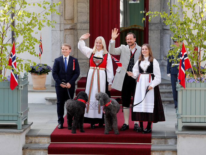 Hver 17. mai hilser Kronprinsfamilien barnetoget i Asker utenfor Skaugum. Foto: Marius Gulliksrud, Stella Pictures